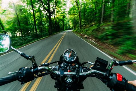 How do you listen to music on a motorcycle: A multifaceted exploration